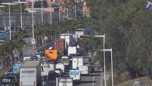 Cola en la ronda Litoral por un coche averiado