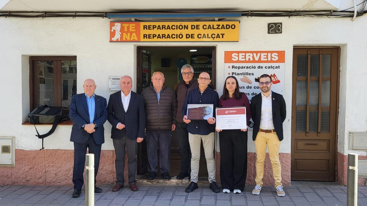 Lliurament del guardó 'Establiment Històric' a la Sabateria Tena de Roses.