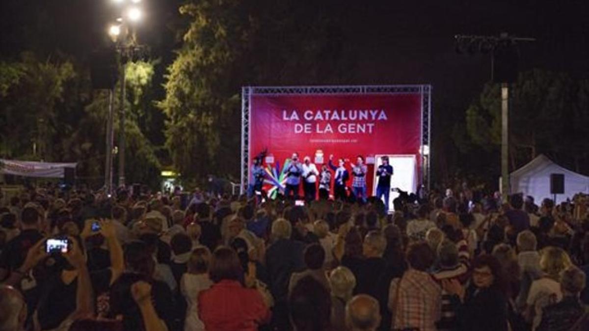 Imagen del mitin de Catalunya Sí que es Pot anoche en Cornellà en el que participó el líder de Podemos, Pablo Iglesias, y el candidato, Lluís Rabell, entre otros.