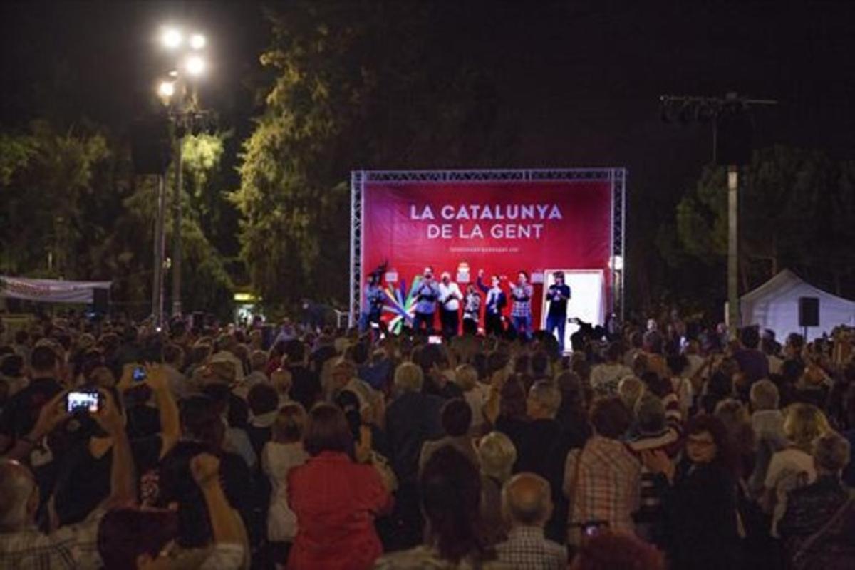 Imatge del míting de Catalunya Sí que es Pot ahir a la nit a Cornellà en què va participar el líder de Podem, Pablo Iglesias, i el candidat, Lluís Rabell, entre altres.
