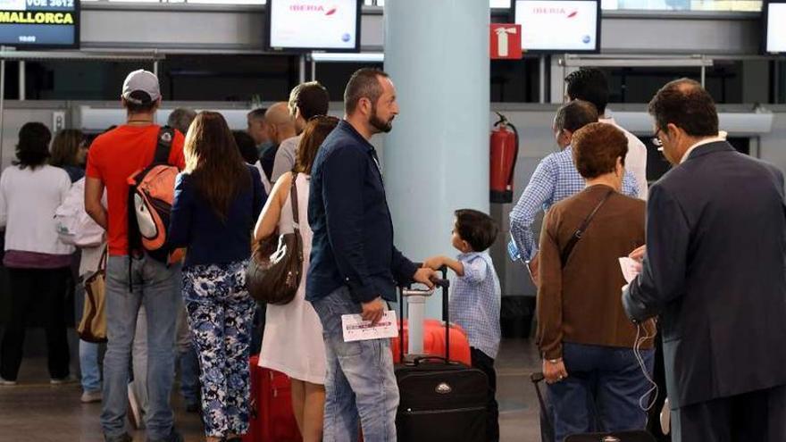 Pasajeros facturando su equipaje para el vuelo a Palma que salió ayer con dos horas de retraso.