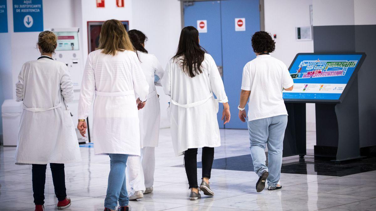 Formación sanitaria especializada: Un grupo de sanitarias en el interior de un hospital.