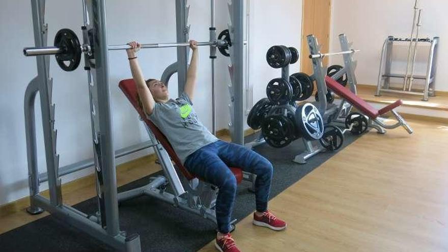 Una usuaria en el gimnasio riosellano.