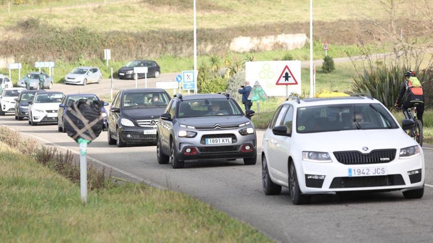 Vehículos en la caravana de protesta saliendo de las instalaciones alumineras