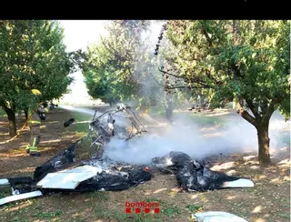 Dos heridos al caer una avioneta e incendiarse en Mollerussa