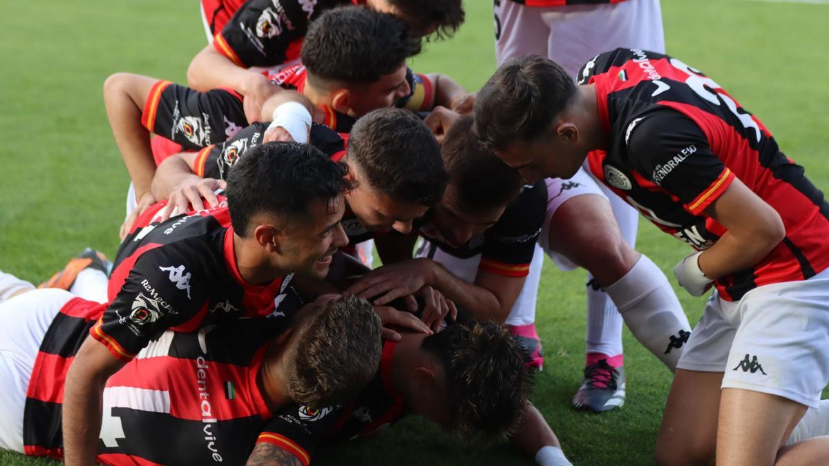 Los jugadores del Extremadura celebran uno de los goles en el partido de vuelta ante el Chinato.
