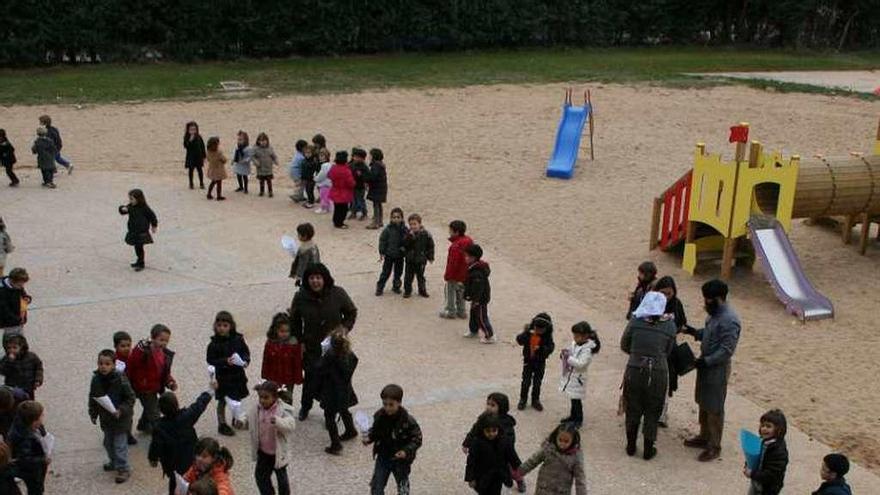 Los alumnos de un colegio juegan en el patio del centro.