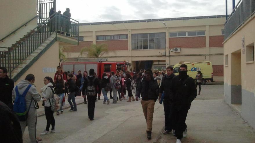 Los alumnos del instituto Sanje abandonan el centro esta mañana