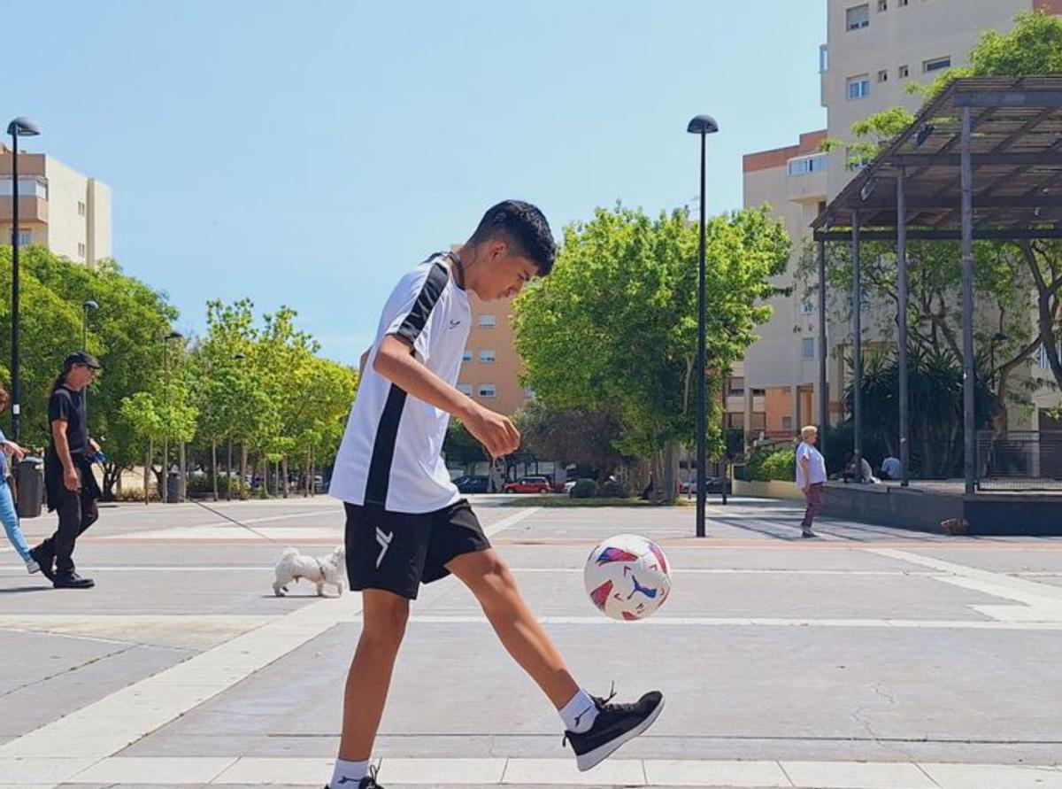 Eduardo levanta el balón tras controlarlo. | D.V.