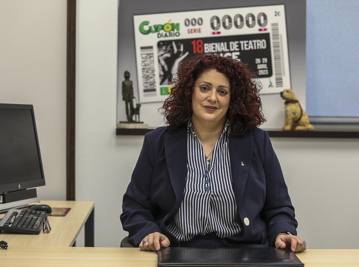 La nueva directora de la ONCE en Elche, Anabel Morente, en su despacho.