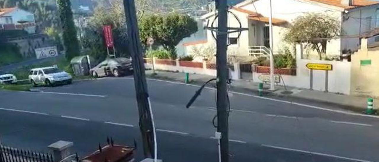 El momento en el que fugado sale de la carretera del puerto de Beluso y se incorpora a la PO-315, en dirección al centro urbano de Bueu. |