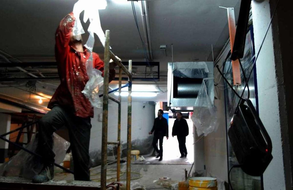 Un operario realiza trabajos en una reforma de un inmueble.