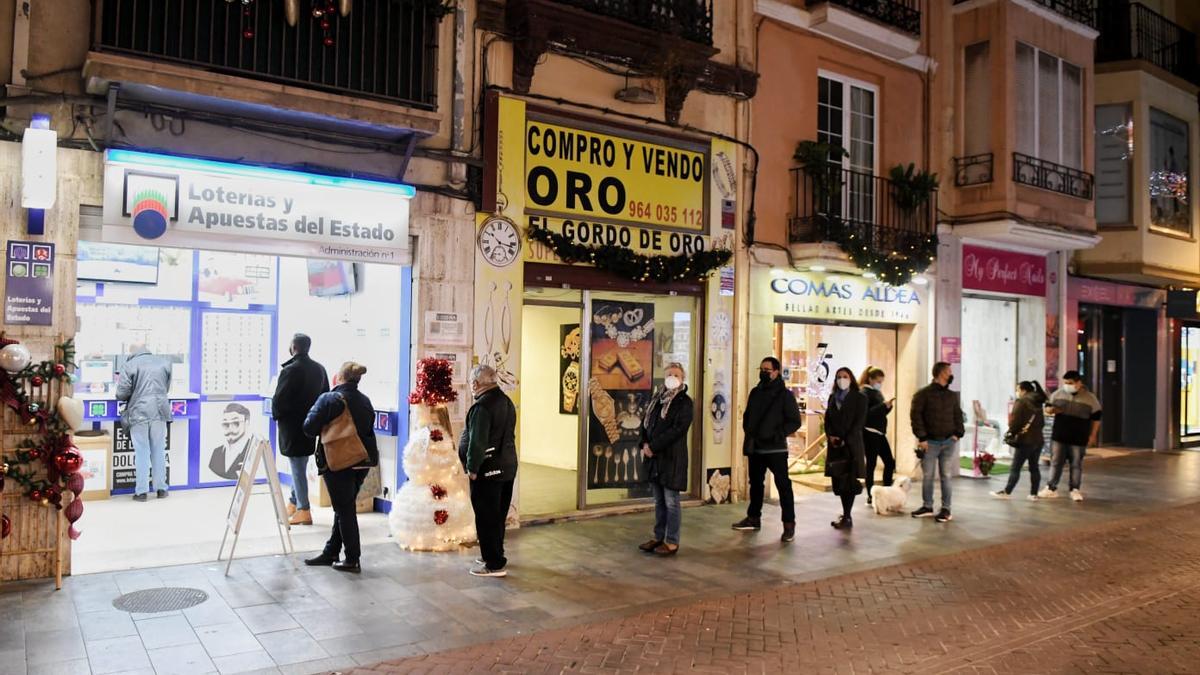Colas en la administración de lotería en el Lotero de las Gafas, en la calle Ruiz Zorrilla para comprar décimos