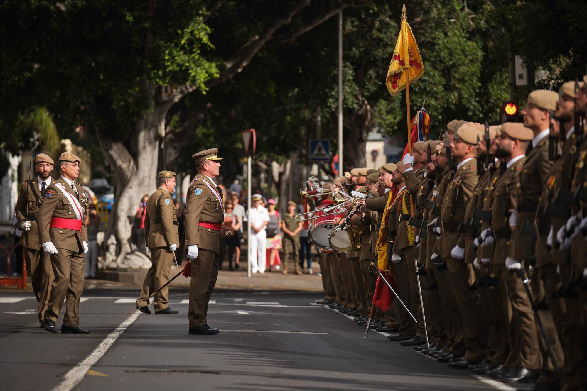 Desfile de tropas con motivo de la Pascua Militar en la plaza Weyler