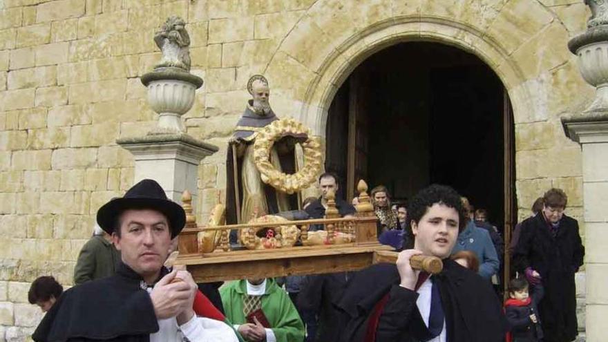 Procesión y bendición de animales en el día grande de la fiesta de san Antón, celebrada ayer en Arcenillas.
