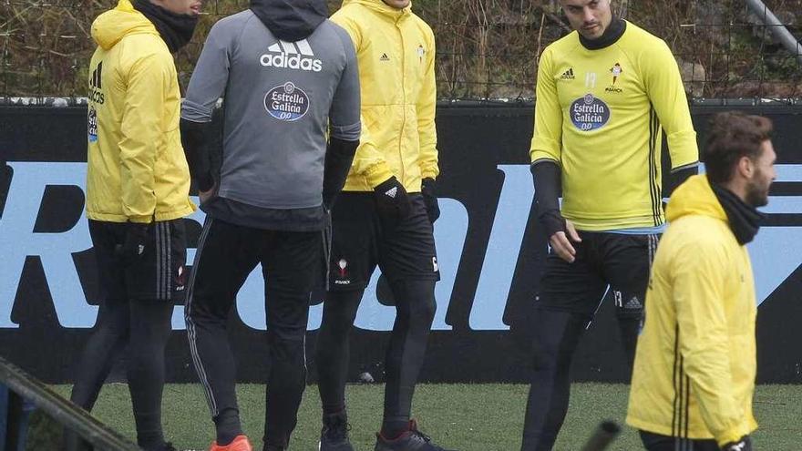 José Naranjo, de frente a la derecha de la imagen, durante el entrenamiento de ayer. // Ricardo Grobas