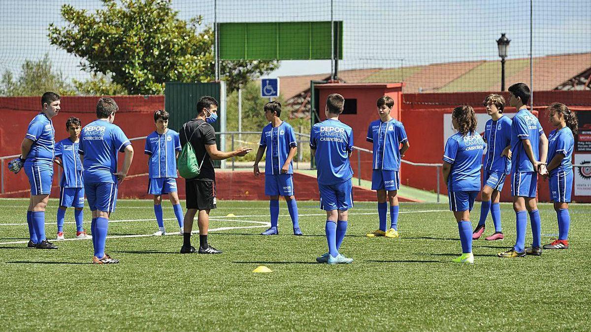 Participantes en el campus del Deportivo de La Coruña, ayer, en el municipal de Outeiriño.