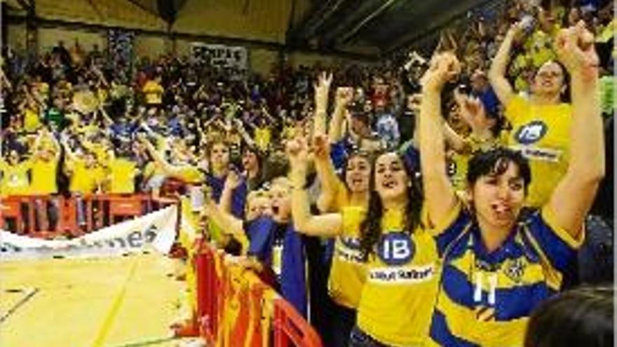 L&#039;afició del Sarrià celebrant l&#039;ascens a Palau el 14 de maig passat.