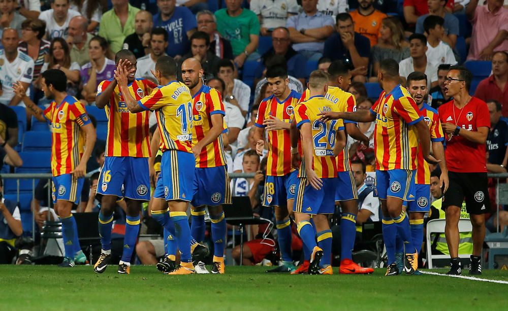 Instantes del partido disputado ayer entre el Valencia CF y el Real Madrid.