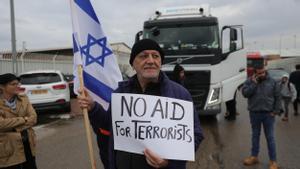 Decenas de israelíes bloquean salida de camiones de ayuda para Gaza del puerto de Ashdod