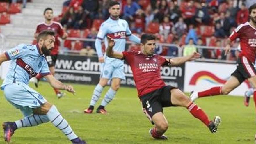 Morales pudo sentenciar el partido antes del descanso.