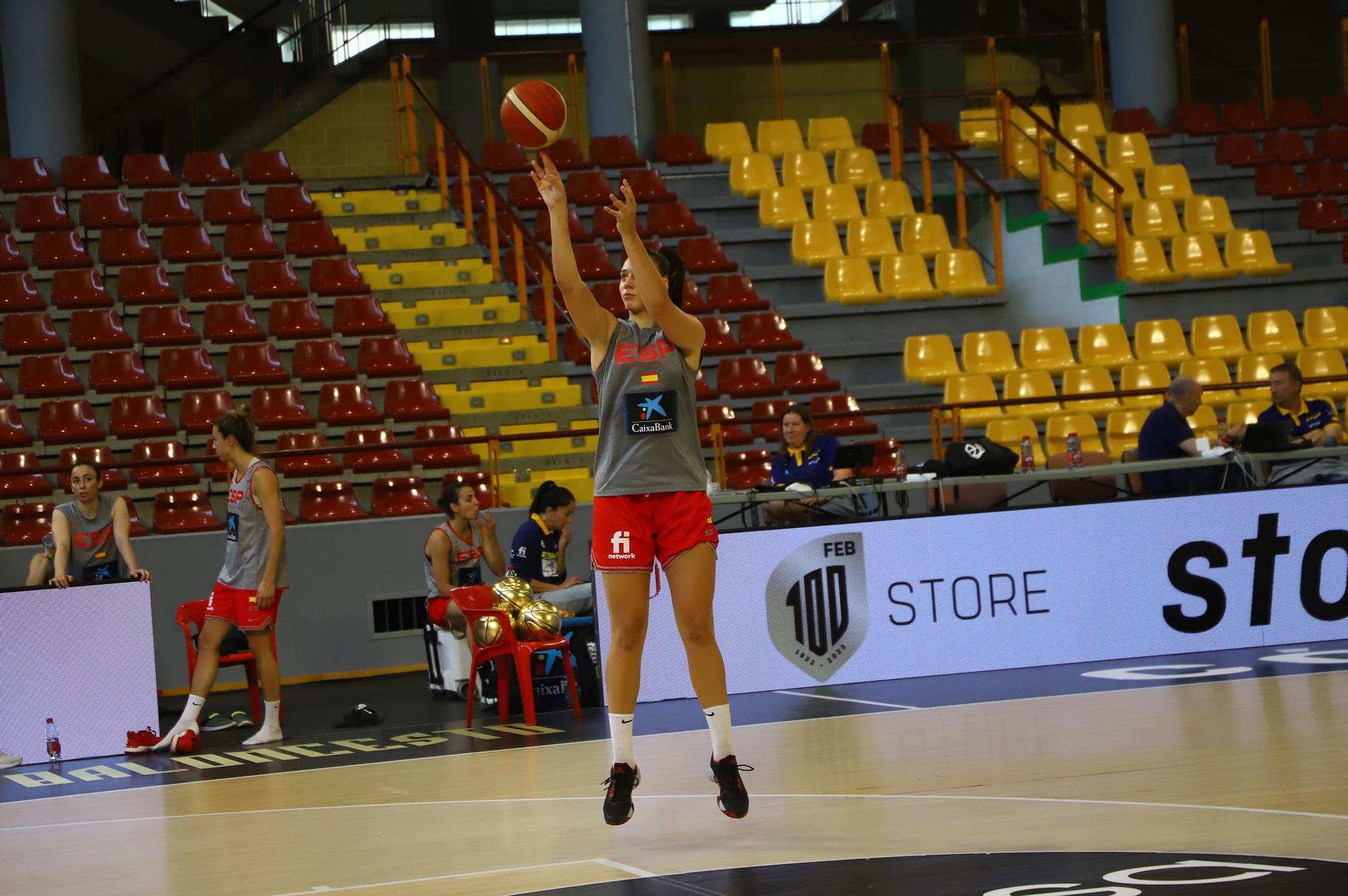 La selección española femenina de baloncesto con el alcalde de Córdoba, en imágenes