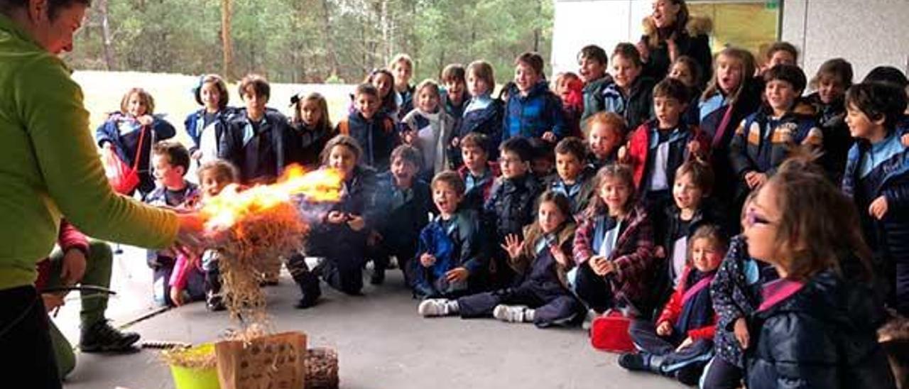 Clase práctica sobre a Prehistoria en Campo Lameiro.