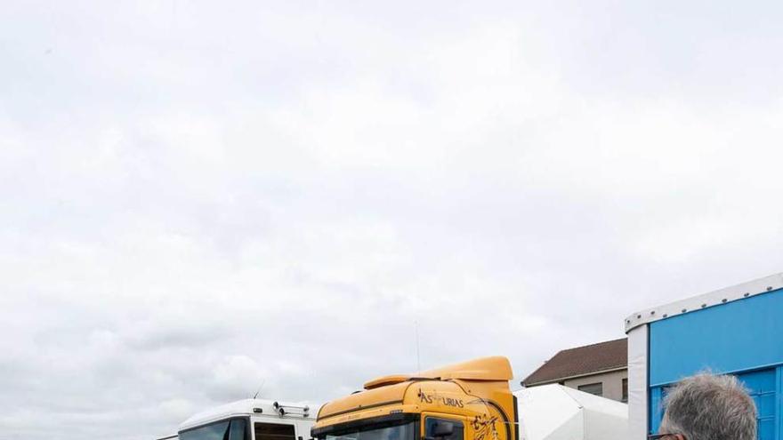 Camioneros, ayer, reunidos para expresar el rechazo a su traslado.