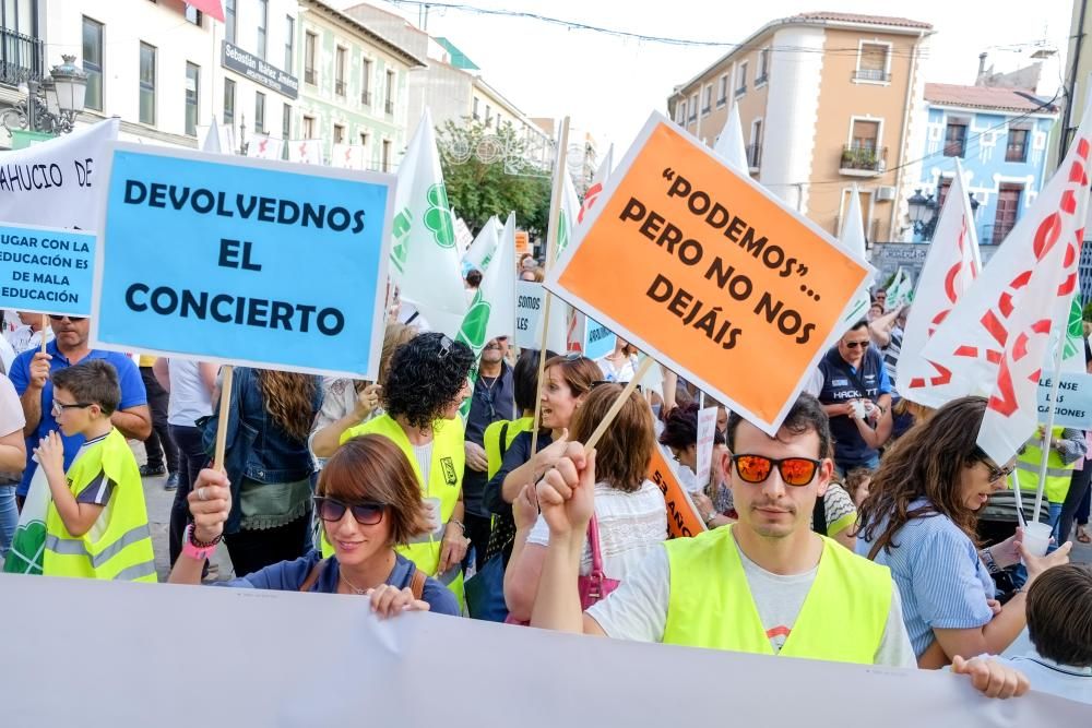 La educación concertada protesta en Elda contra los recortes del Consell