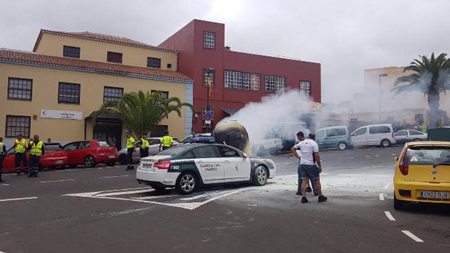 Arde un coche de la Guardia Civil en La Palma