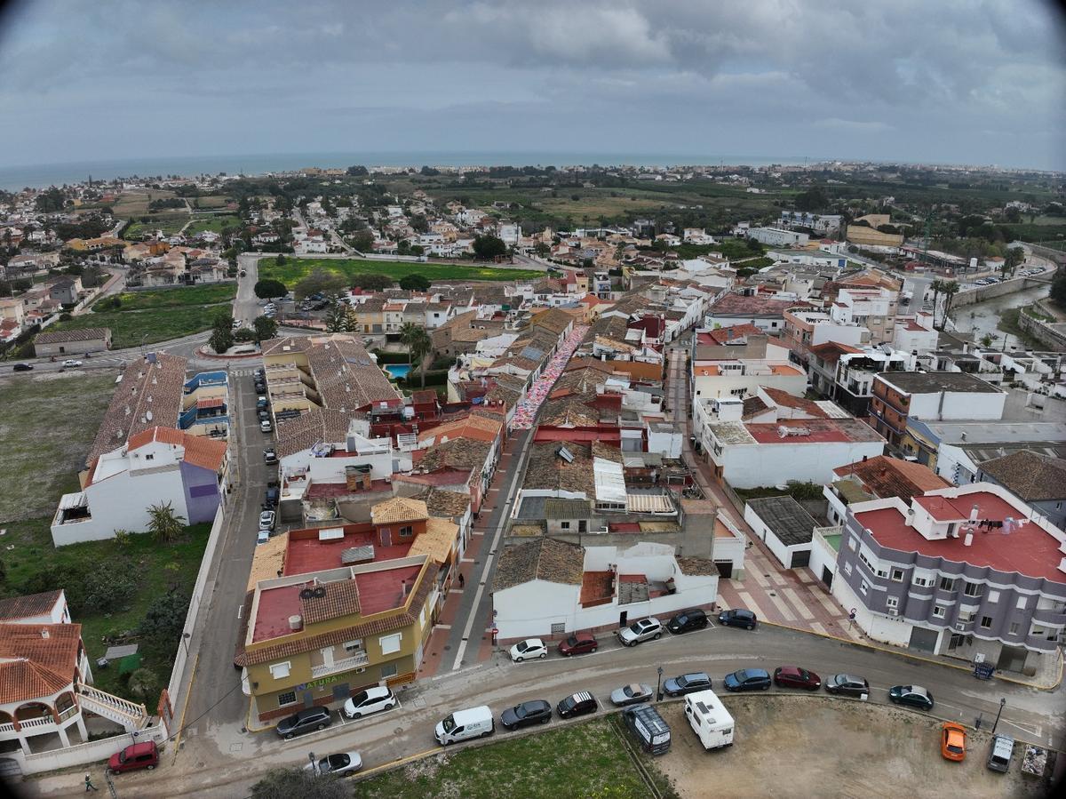 Las mujeres transforman Els Poblets: 1.400 mandalas se entrelazan sobre el Carrer Major (imágenes)