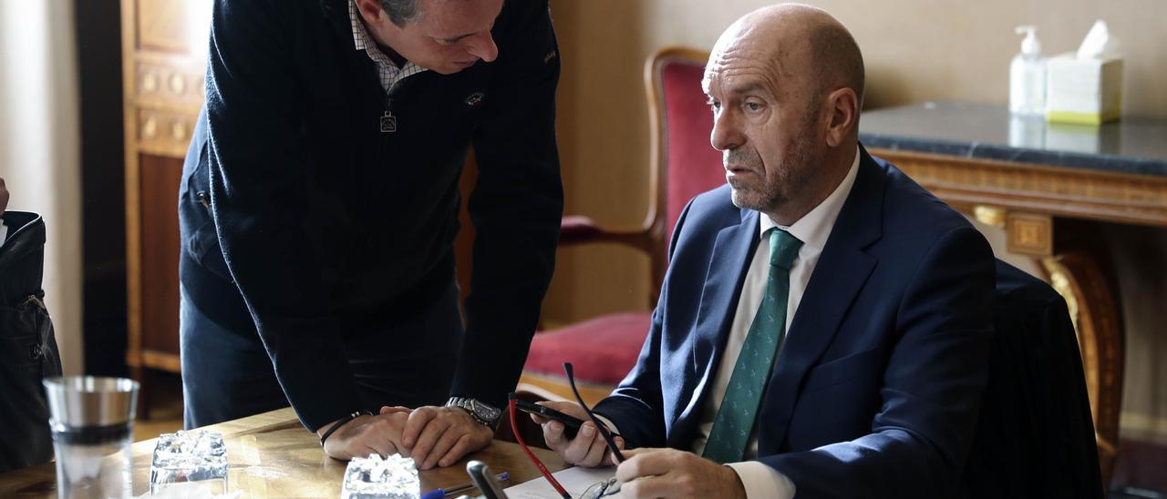 El vicepresidente del Principado, Juan Cofiño, habla con el presidente de la Junta, Marcelino Marcos Líndez, durante la reunión de esta mañana de la Junta de Portavoces.