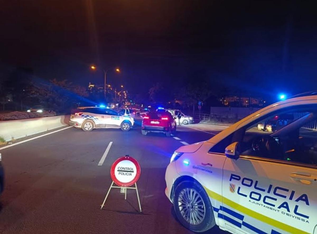 Control policial la noche del viernes en Ibiza.