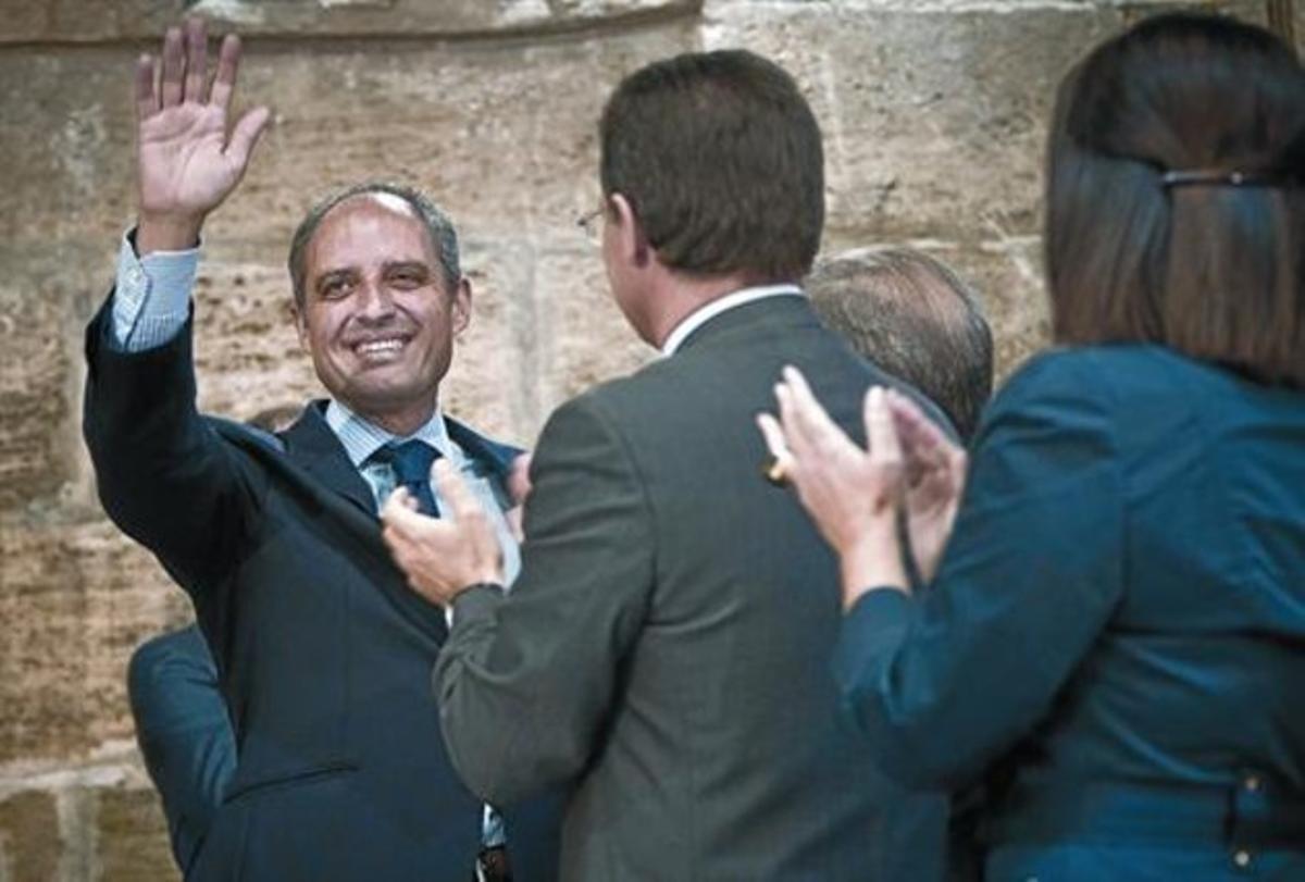 Francisco Camps es ovacionado por sus colaboradores después de anunciar su dimisión.