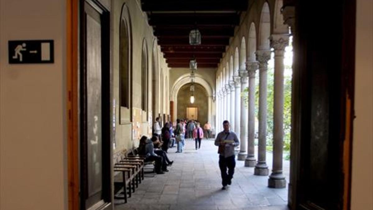 Aspecto de uno de los claustros del edificio del Rectorado de la UB.