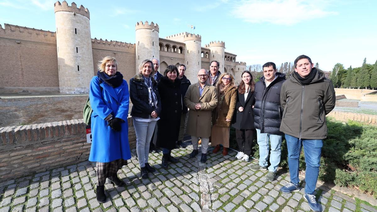 Alberto Izquierdo, rodeado de otros compañeros del PAR, frente al palacio de La Aljafería.