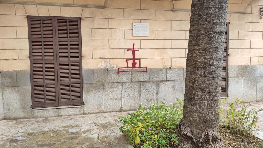 Pintada en el ayuntamiento de Son Servera por la retirada de la Cruz de los Caídos