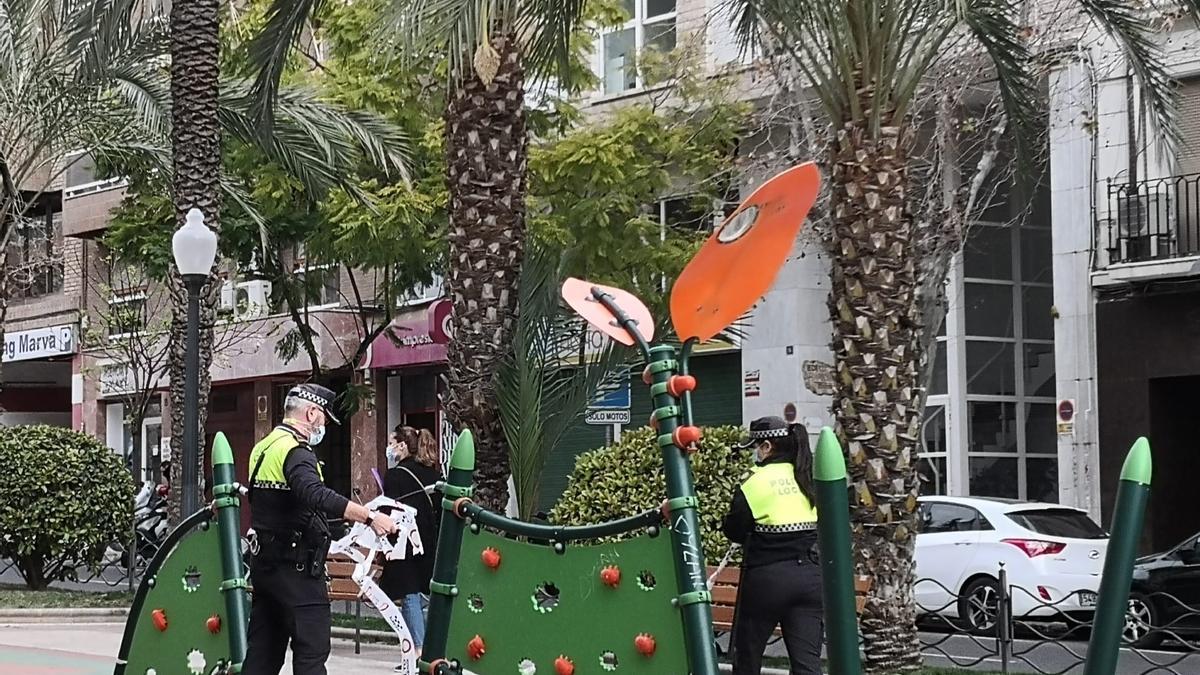 Agentes levantan el precinto de los juegos infantiles de un céntrico paseo de Alicante