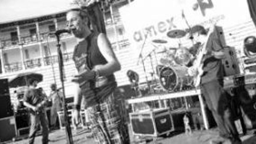 La música se impone al calor en el festival de Amex en la plaza de toros