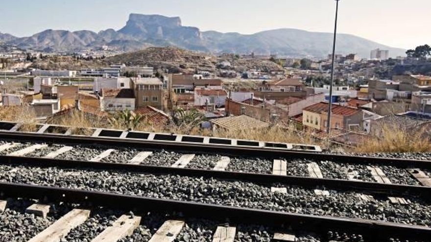 Pasajeros esperando al tren en la Estación de Villena.