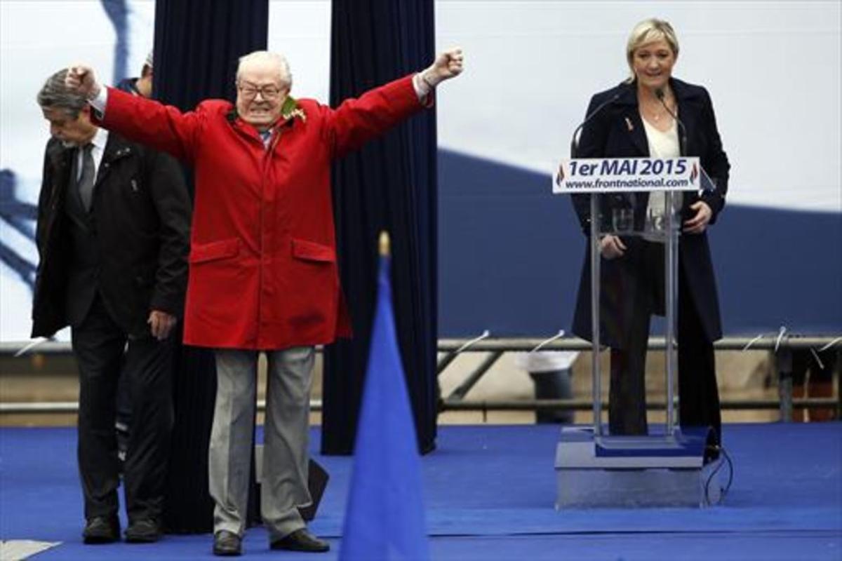 Jean-Marie Le Pen gesticula junto a su hija y presidenta del FN, Marine, en un acto del partido en París. Jean-Marie Le Pen gesticula junto a su hija y presidenta del FN, Marine, en un acto del partido en París.