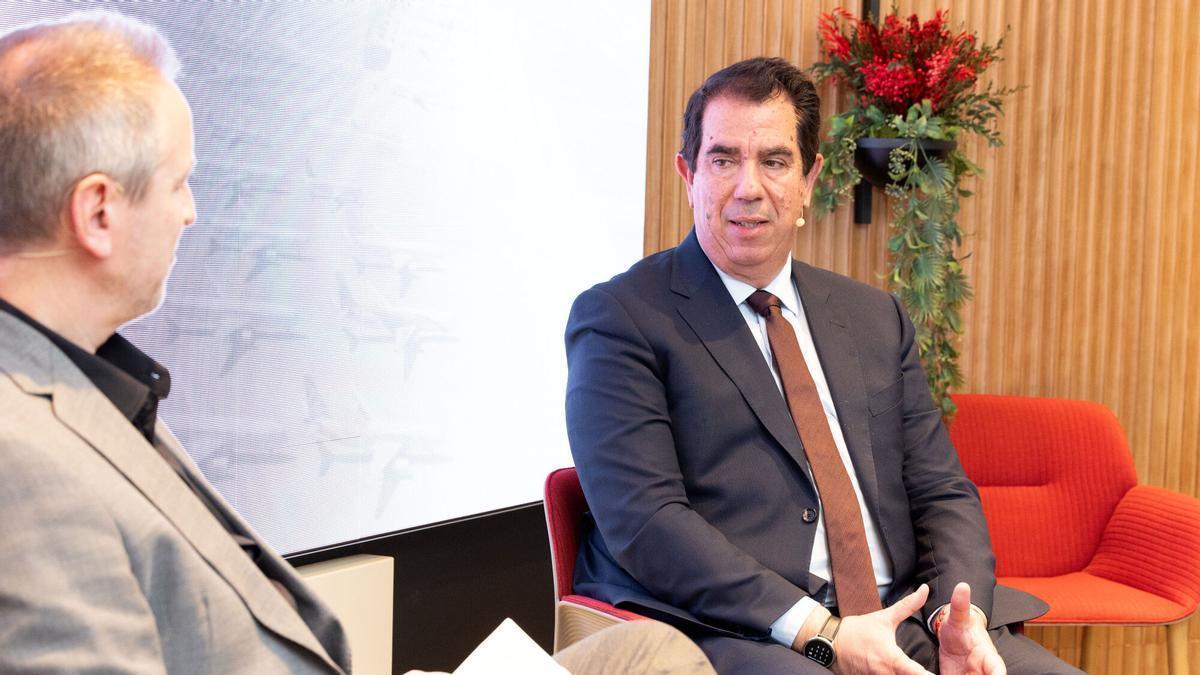 Alejandro Ibrahim, director del aeropuerto de Teruel, en una entrevista junto a Ricardo Barceló, director de EL PERIÓDICO DE ARAGÓN