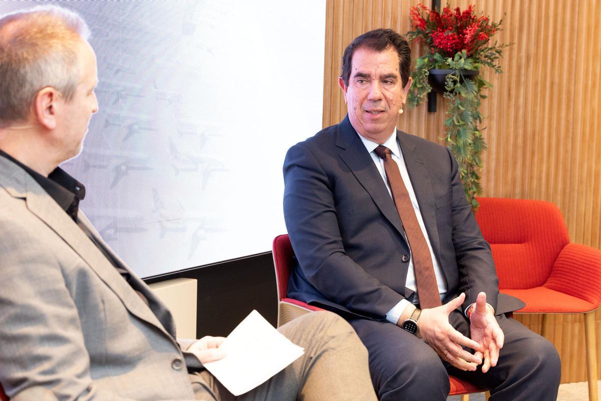 Alejandro Ibrahim, director del aeropuerto de Teruel, en una entrevista junto a Ricardo Barceló, director de EL PERIÓDICO DE ARAGÓN
