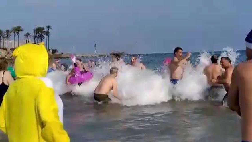 Baño solidario de Año Nuevo en la playa del Arenal de Xàbia
