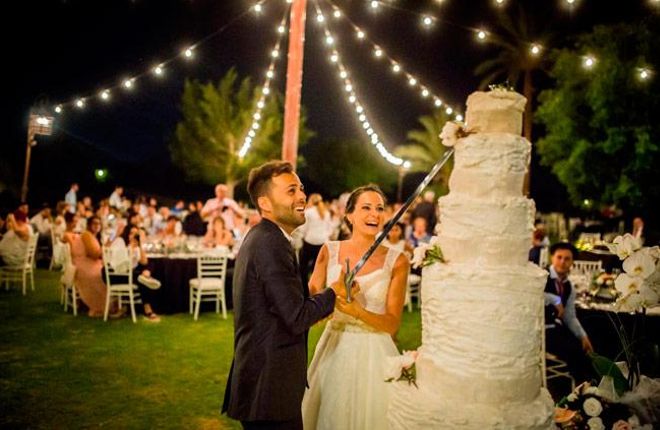 Los novios cortando su tarta de boda