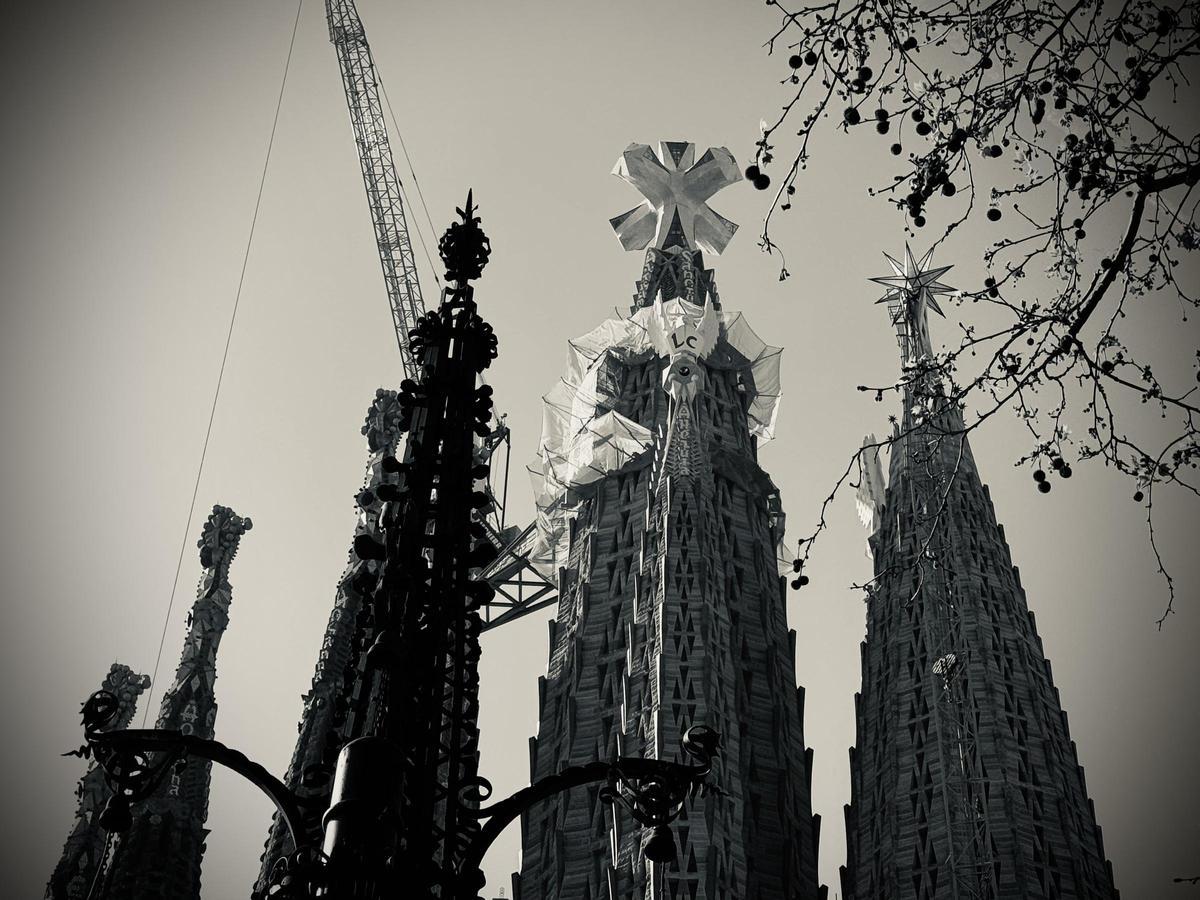 La cruz de la Torre de Jesús, ya casi totalmente limpia de andamios.