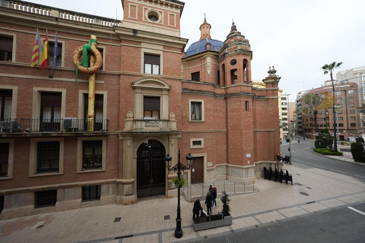 La fachada de la institución provincial, ya engalanada para Magdalena