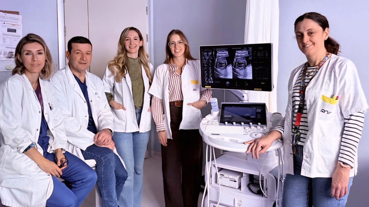 Sandra Jiménez, Manuel Cuenca, Joaquina Pan, Elena Gil y Consuelo Martínez en la consulta de Cardiología Fetal.