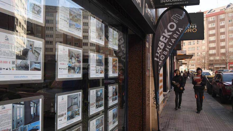 Escaparate de una inmobiliaria en A Coruña. | // CARLOS PARDELLAS