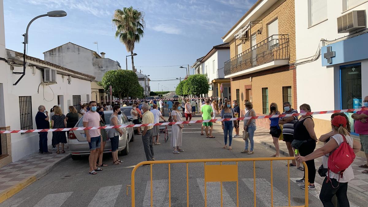 Concentración de vecinos de Ochavillo del Río para pedir sanidad pública &quot;sin recortes y bien dotada de profesionales&quot;.